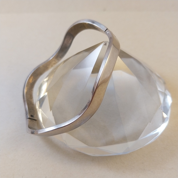 Elegant Sterlig Silver Wave Bangle - Picture 6 of 14